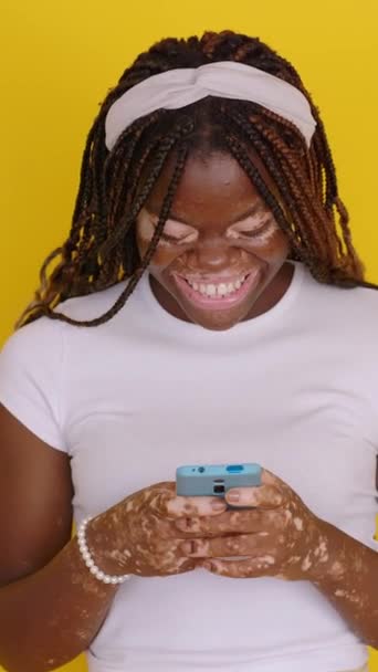 Retrato Aislado Joven Mujer Africana Feliz Con Vitiligo Divertirse Usando — Vídeo de stock