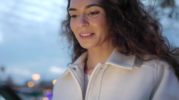 Gelukkige Jonge Vrouw Met Een Smartphone Straat Met Nachtlampjes Achtergrond — Stockvideo