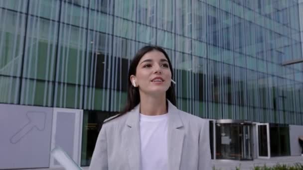Framgångsrik Ung Affärskvinna Talar Telefon Genom Trådlösa Hörlurar Promenader Utomhus — Stockvideo