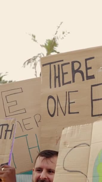 Grupo Activistas Con Pancartas Pancartas Favor Del Cambio Climático Medio — Vídeos de Stock