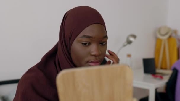 Gen Gelukkig Afrikaans Zwart Vrouw Kijken Spiegel Terwijl Het Zetten — Stockvideo