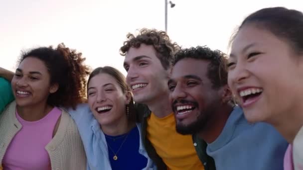 Szczęśliwa Grupa Młodych Studentów Całego Świata Przytulających Się Świeżym Powietrzu — Wideo stockowe