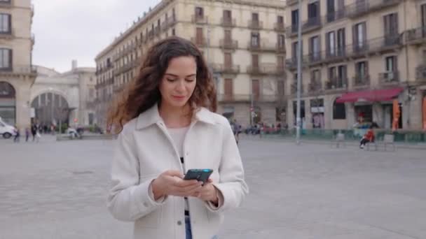 Glada Lockigt Vacker Ung Kvinna Casual Kläder Med Hjälp Mobiltelefon — Stockvideo