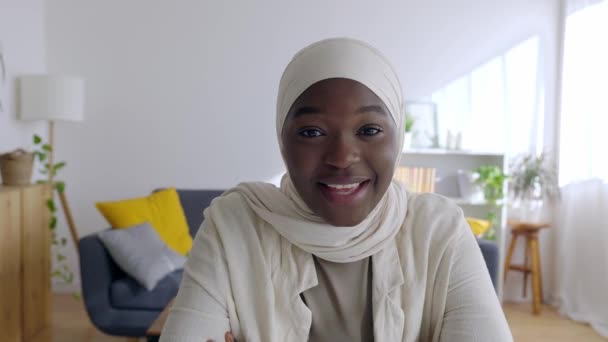 Pov Portret Scherm Uitzicht Van Jonge Afrikaanse Vrouw Moslim Hoofddoek — Stockvideo