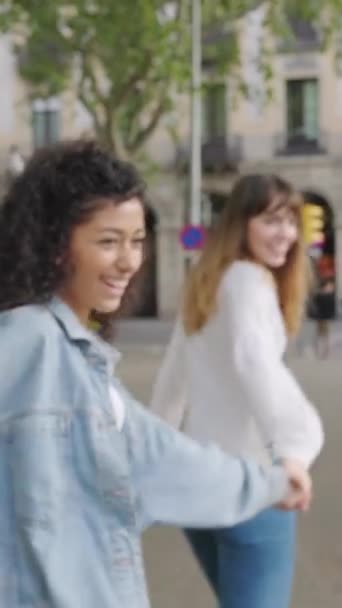 三个快乐的年轻女子在城市街道上一起跑步很开心 在巴塞罗那享受暑假的女性朋友们大笑着 青年与友谊概念 — 图库视频影像