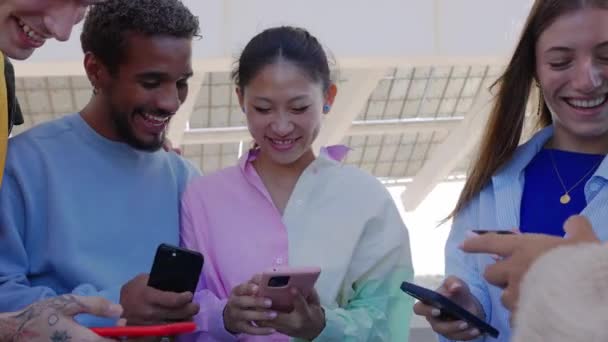 Młoda Grupa Nastoletnich Przyjaciół Korzystających Smartfona Świeżym Powietrzu Tysiąclecia Ludzie — Wideo stockowe