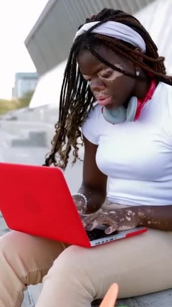 Ung Afrikansk Student Flicka Med Vitiligo Med Laptop Sitter Utomhus — Stockvideo