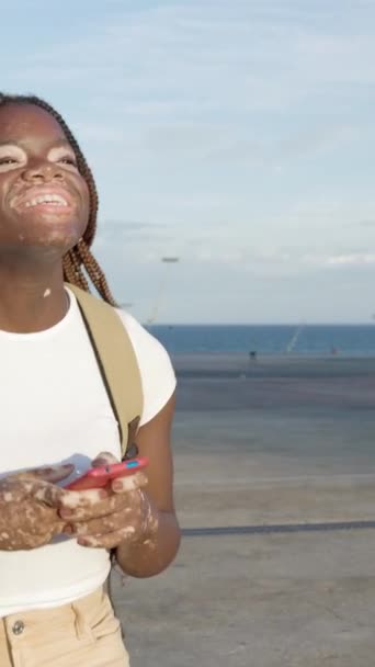 Šťastné Tisícileté Černošky Dívka Baví Chatování Zařízení Smartphone Při Chůzi — Stock video