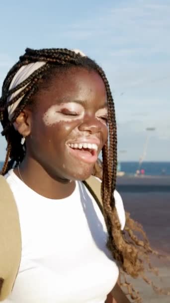 Jeune Adolescente Noire Confiante Avec Vitiligo Marchant Face Lumière Soleil — Video