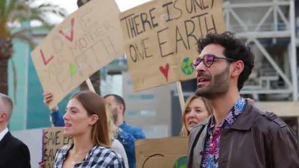 Grupa Demonstrantów Protestujących Przeciwko Zmianom Klimatu Przed Fabryką Zanieczyszczającą Środowisko — Wideo stockowe