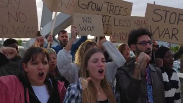 Různorodá Skupina Aktivistů Držících Plakáty Prapory Proti Válce Protestující Proti — Stock video