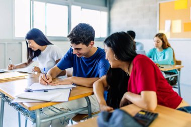 Lisedeki sınıflarda okuyan bir grup genç öğrenci. Eğitim yaşam tarzı kavramı.