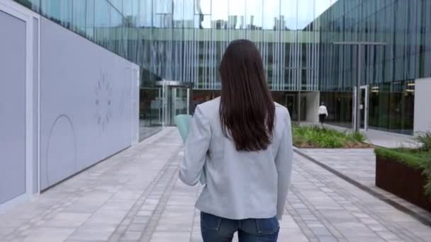 Rear View Young Businesswoman Looking Smiling Confidence Camera While Walking — Stock Video