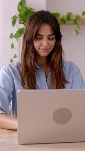 自宅からラップトップコンピュータで働く幸せなビジネス女性 テクノロジーとビジネスマンコンセプト 垂直Hd映像について — ストック動画