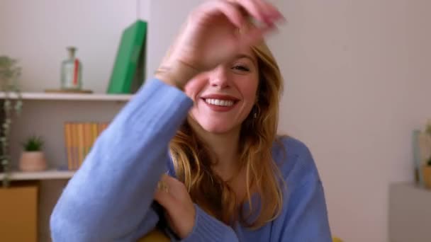 Porträtt Lycklig Ung Kvinna Som Sitter Soffan Hemma Vacker Ung — Stockvideo