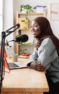 Genç Afrikalı Müslüman kadın stüdyodan radyo yayını yapıyor. Milenyum kadın içerik yaratıcısı Hiyab ev stüdyosunda çalışıyor. Yaratıcı insanlar ve serbest yaşam tarzı konsepti