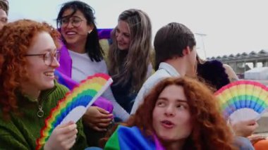 LGBT onur festivali gününü birlikte kutlayan mutlu bir gey grubu. LGBTQ topluluk kavramı