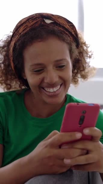 Glad Ung Afrikansk Kvinna Har Roligt Med Hjälp Smartphone Hemma — Stockvideo