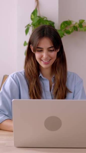 ショールームの職場でラップトップで働く若いビジネス女性 オフィスでコンピュータを使用して美しい起業家女性のEコマースビジネスワーカー 垂直Hd映像について — ストック動画
