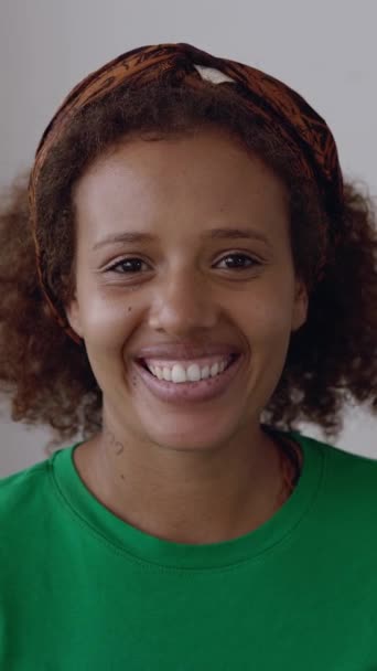 Jonge Afrikaanse Vrouw Glimlachend Naar Camera Zittend Bank Thuis Verticale — Stockvideo