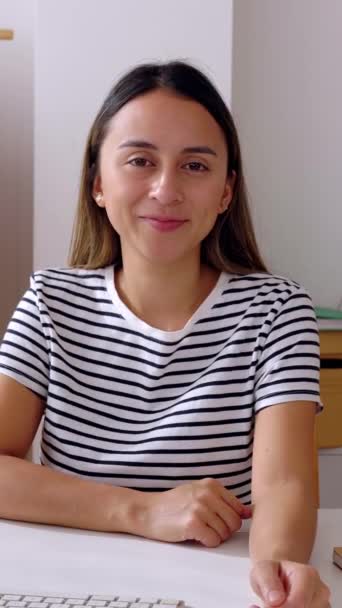 Portrait Joyeux Jeune Femme Entrepreneure Influente Assise Sur Lieu Travail — Video