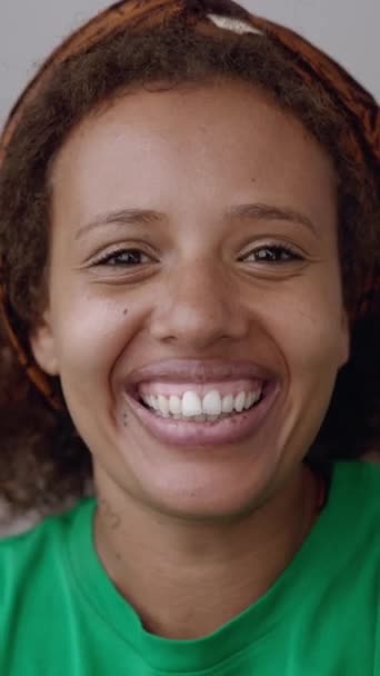 Vista Cámara Del Teléfono Pov Joven Afroamericana Sonriente Que Tiene — Vídeos de Stock