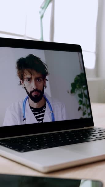 Laptop Enhet Skärm Bild Vård Profesional Hane Arbetar Nätet Medicinsk — Stockvideo