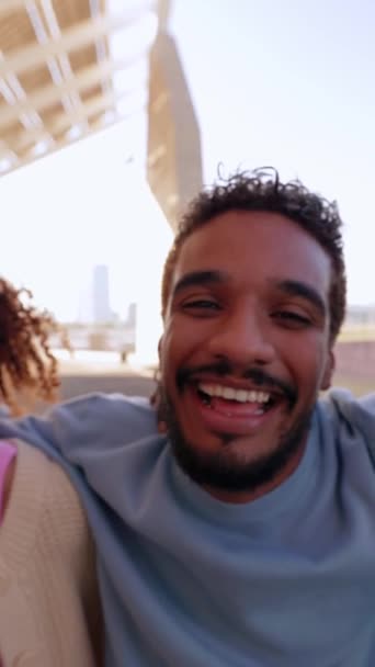 Jonge Mensen Die Naar Camera Glimlachen Elkaar Buiten Knuffelen Vriendschap — Stockvideo