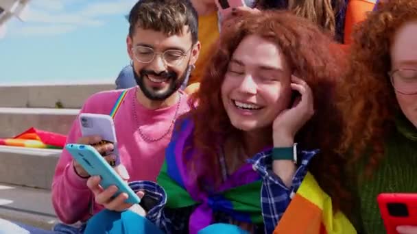 Olika Unga Hbtq Vänner Som Använder Smartphone Tillsammans Utomhus Kommunikation — Stockvideo