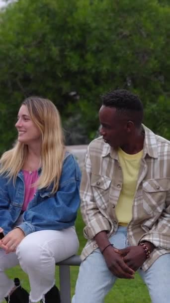 Multiraciale Jongeman Vrouw Lachen Terwijl Buiten Rondhangen Met Vrienden Zorgeloze — Stockvideo