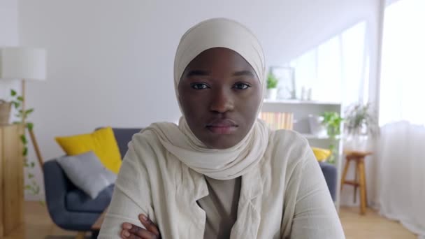 Pov Laptop Scherm Standpunt Van Ernstige Portret Van Zwarte Afrikaanse — Stockvideo