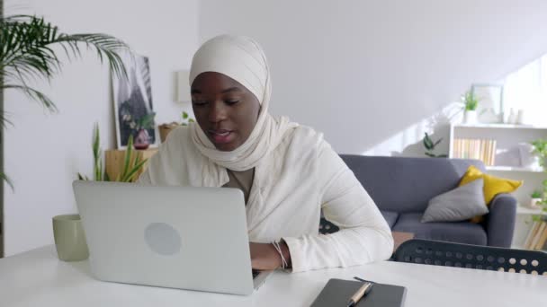 Beyaz Müslüman Eşarplı Mutlu Afrikalı Bir Kadın Evdeki Dizüstü Bilgisayarında — Stok video