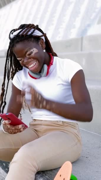 Ung Afrikansk Tonåring Flicka Med Vitiligo Har Kul Med Hjälp — Stockvideo