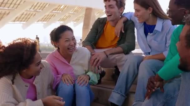 Grupo Multirracial Amigos Adolescentes Que Divierten Riendo Aire Libre Relajados — Vídeos de Stock