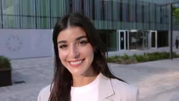 Heureux Portrait Jeune Femme Affaires Debout Sur Bâtiment Bureaux Entreprise — Video