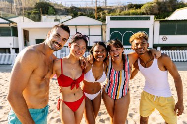 Binlerce yıllık mayo giymiş bir grup insanın plajda yan yana duran ve yaz tatilinin tadını çıkaran fotoğraflarına. Tatil yaşam tarzı ve arkadaşlık kavramı.