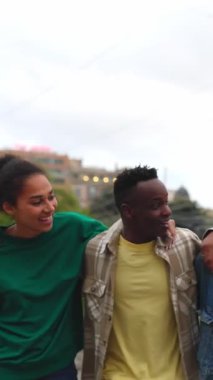 Çeşitli genç öğrenci grupları dışarıda birlikte yürüyorlar. Gençlik cemiyeti arkadaşları ve uluslararası arkadaşlık yaşam tarzı konsepti. Dikey HD video.