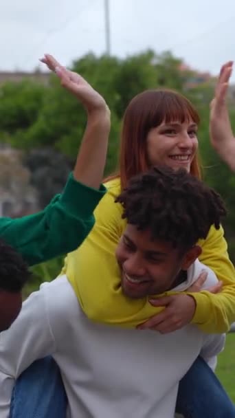 Jonge Groep Gelukkige Multiraciale Mensen Die Plezier Hebben Samen Stad — Stockvideo