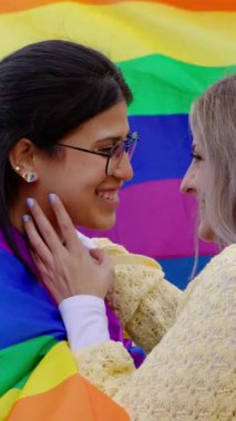 Lezbiyen çift LGBTQ geçit töreninde öpüşüyor. Birbirine aşık iki genç kız arkadaş. Eşcinsel ve lezbiyen topluluğunun çeşitli insanları dışarıda Igbt onur gününü kutluyorlar. İnsan hakları ve özgürlüğü