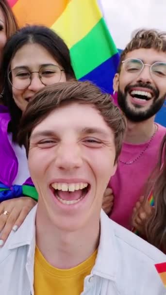 ゲイの日祭を一緒に屋外で祝うLgbtqコミュニティの人々 Lgbtのプライド月間で楽しんでいる同性愛者の男性と女性の若いグループの肖像画 Lgbtqiの概念 — ストック動画