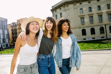 Üç mutlu genç bayandan oluşan çeşitli bir grup yaz tatilinde eğleniyor. Çeşitli bayan arkadaşlar tatillerinde birlikte gülüyorlar.