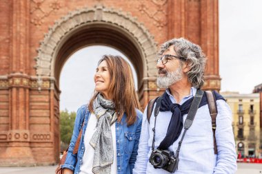 Olgun evli çift Avrupa 'da tatilin tadını çıkarıyor. Yaz tatilinde Barselona 'da kıdemli turist yürüyüşü.