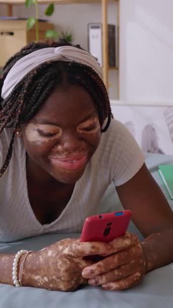 Junge Afrikanisch Amerikanische Frau Mit Vitiligo Hat Spaß Mit Dem — Stockvideo