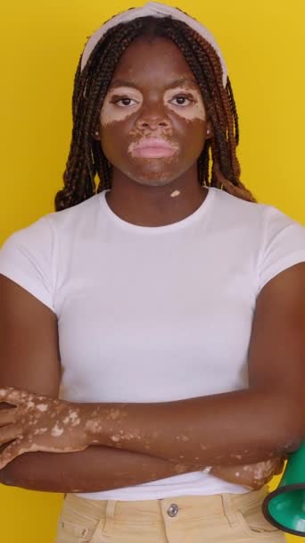 Αυτοπεποίθηση Σοβαρή Νεαρή Ενήλικη Αφρικανή Γυναίκα Λεύκη Κρατώντας Μεγάφωνο Πάνω — Αρχείο Βίντεο