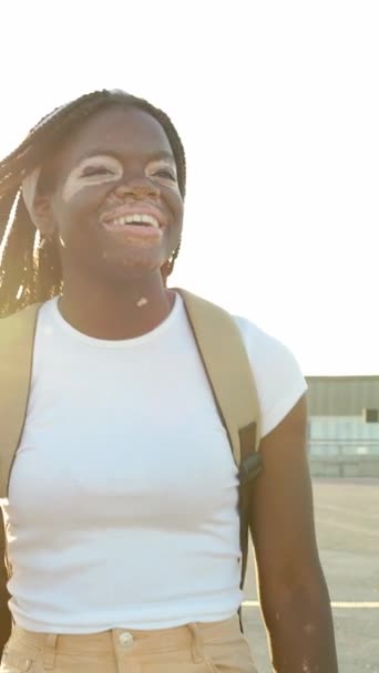 Jeune Adolescente Heureuse Avec Vitiligo Marchant Joyeusement Sur Fond Urbain — Video