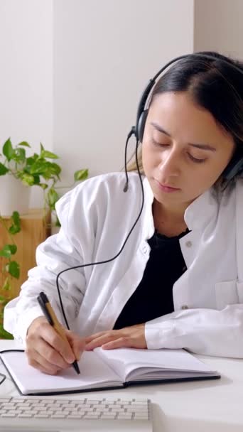 Κάθετη Βίντεο Νεαρή Γυναίκα Γιατρός Που Κρατάει Σημειώσεις Γράφει Ιατρική — Αρχείο Βίντεο