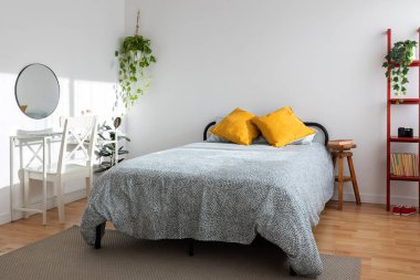 Yatak odası, yatak odası ve aynalı masa.