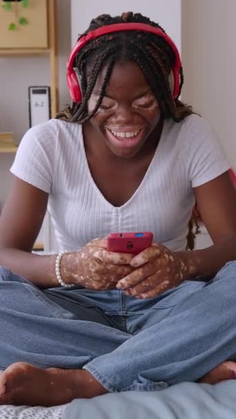 Africana Estudiante Adolescente Con Vitiligo Relajarse Cama Usando Teléfono Celular — Vídeo de stock