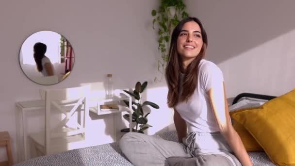 Joyful Millennial Fêmea Olhando Através Janela Enquanto Relaxa Cama Pela — Vídeo de Stock