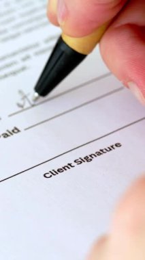 Kalem imzalama sözleşmesi olan genç kadınların yakın plan fotoğrafları. İş anlaşması konsepti. Dikey HD ekran videosu.